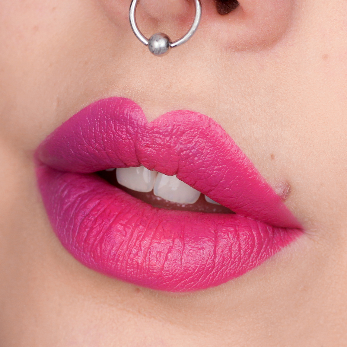 Labbra a cuore con il rossetto fucsia o rosa intenso!